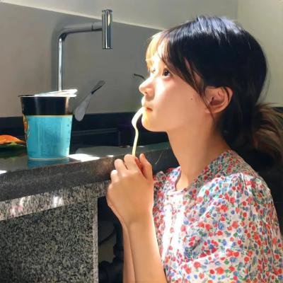 帐棚顶上的马戏团艺人